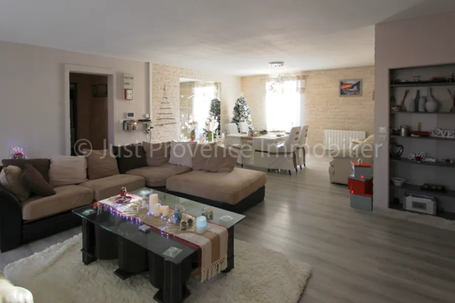 Single-storey villa in Caromb, 5 rooms, 140 m2 with swimming pool