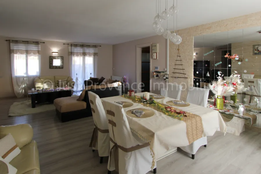 Single-storey villa in Caromb, 5 rooms, 140 m2 with swimming pool