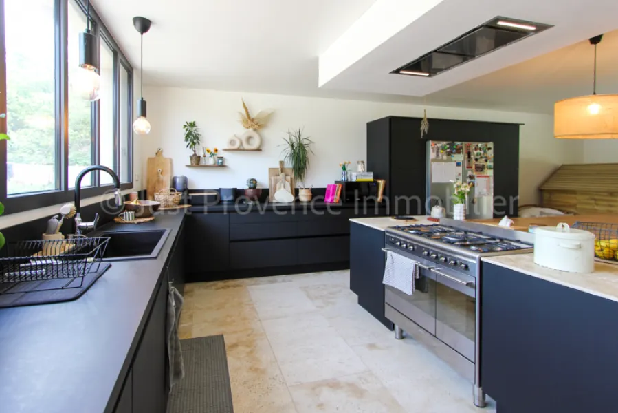 Provençal stone farmhouse in Carpentras, 9 rooms of approximately 233.40 m2 with swimming pool.