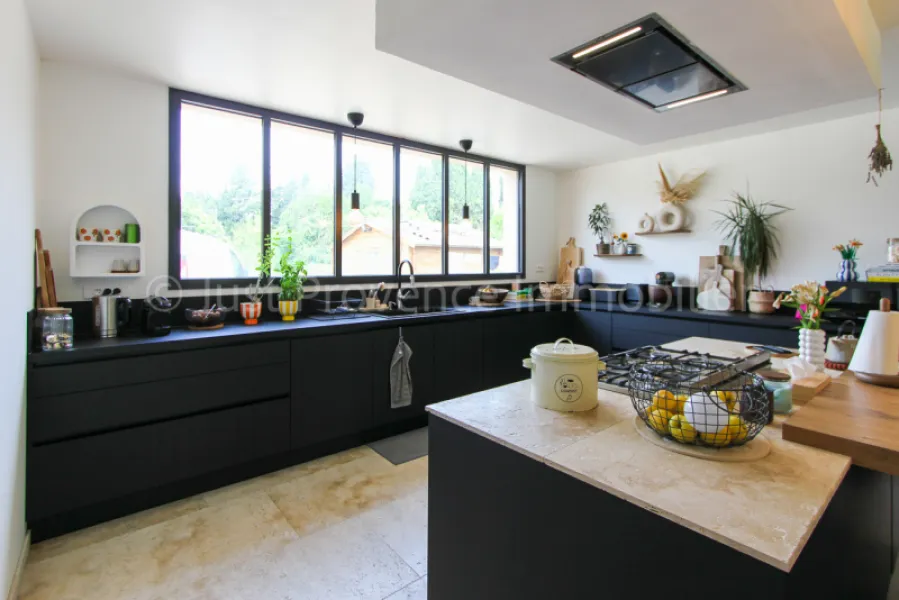 Provençal stone farmhouse in Carpentras, 9 rooms of approximately 233.40 m2 with swimming pool.