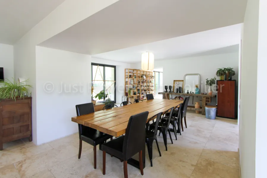 Provençal stone farmhouse in Carpentras, 9 rooms of approximately 233.40 m2 with swimming pool.