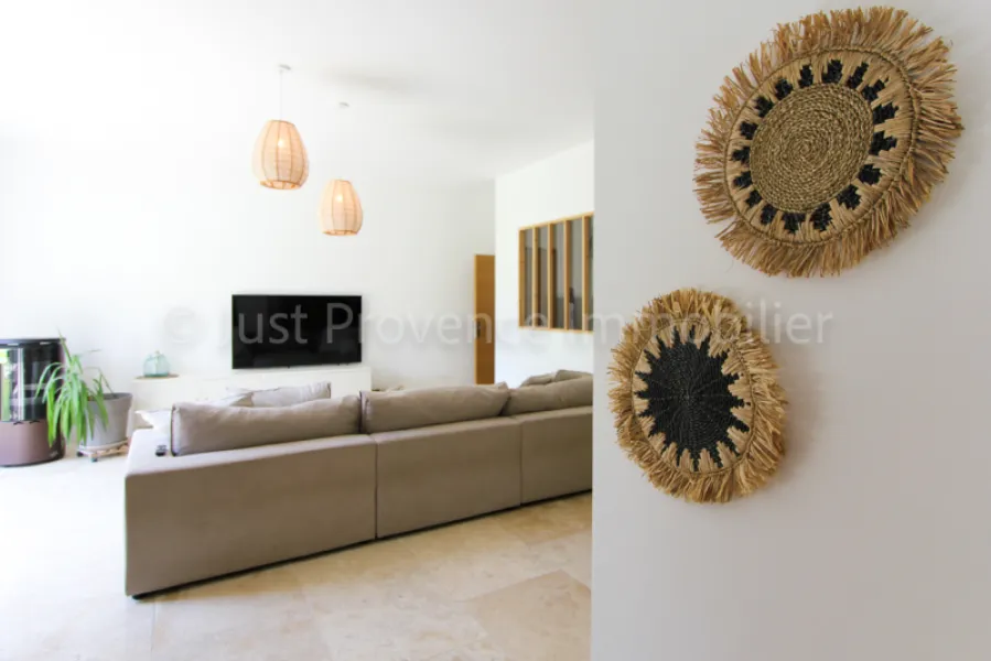 Provençal stone farmhouse in Carpentras, 9 rooms of approximately 233.40 m2 with swimming pool.