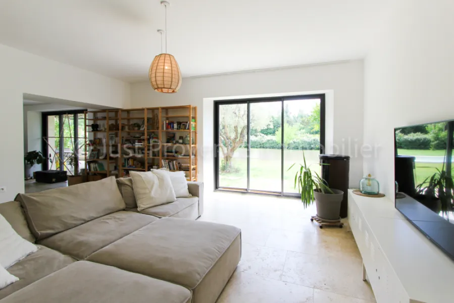 Provençal stone farmhouse in Carpentras, 9 rooms of approximately 233.40 m2 with swimming pool.