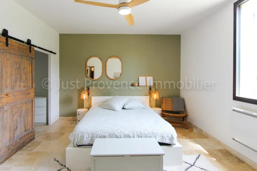 Provençal stone farmhouse in Carpentras, 9 rooms of approximately 233.40 m2 with swimming pool.