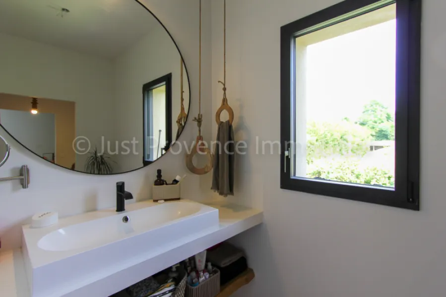 Provençal stone farmhouse in Carpentras, 9 rooms of approximately 233.40 m2 with swimming pool.