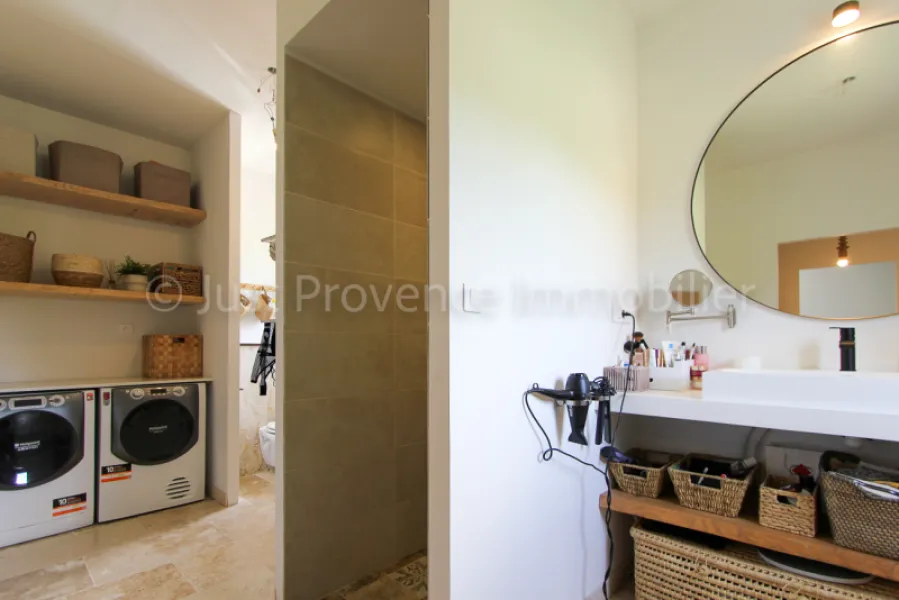 Provençal stone farmhouse in Carpentras, 9 rooms of approximately 233.40 m2 with swimming pool.