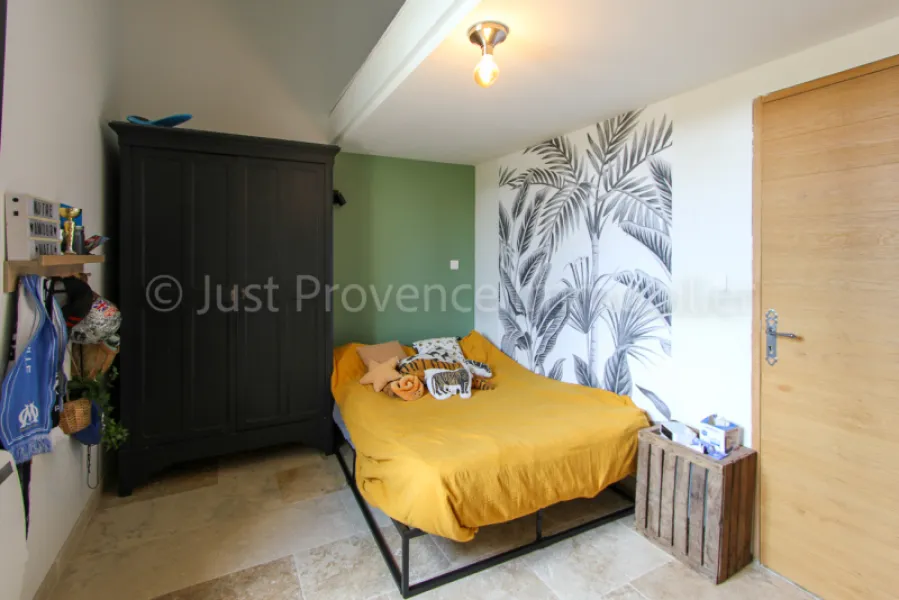 Provençal stone farmhouse in Carpentras, 9 rooms of approximately 233.40 m2 with swimming pool.