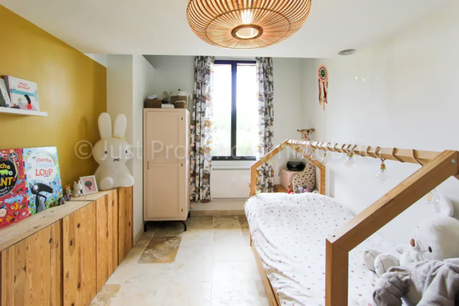 Provençal stone farmhouse in Carpentras, 9 rooms of approximately 233.40 m2 with swimming pool.