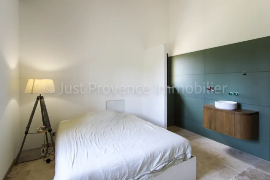 Provençal stone farmhouse in Carpentras, 9 rooms of approximately 233.40 m2 with swimming pool.