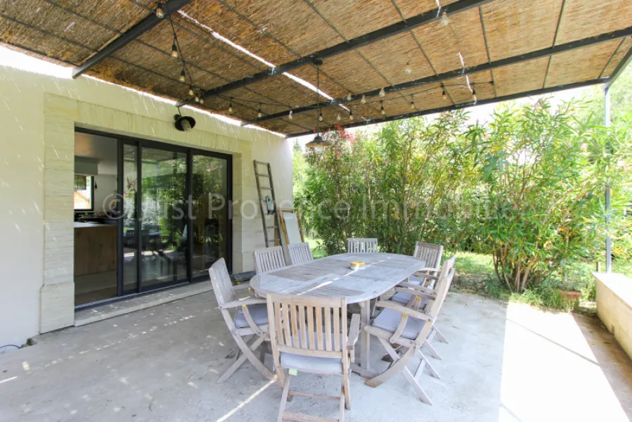 Provençal stone farmhouse in Carpentras, 9 rooms of approximately 233.40 m2 with swimming pool.