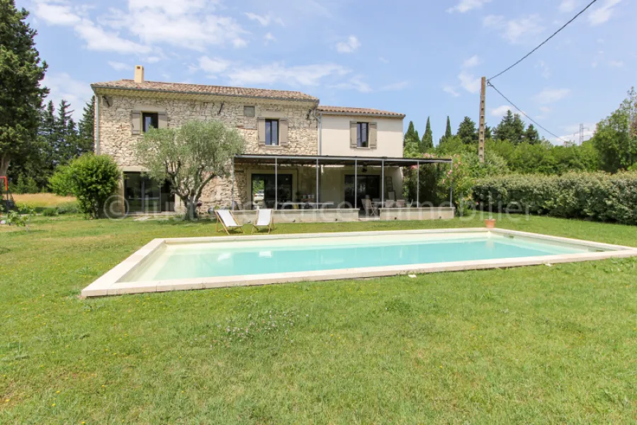 Provençal stone farmhouse in Carpentras, 9 rooms of approximately 233.40 m2 with swimming pool.