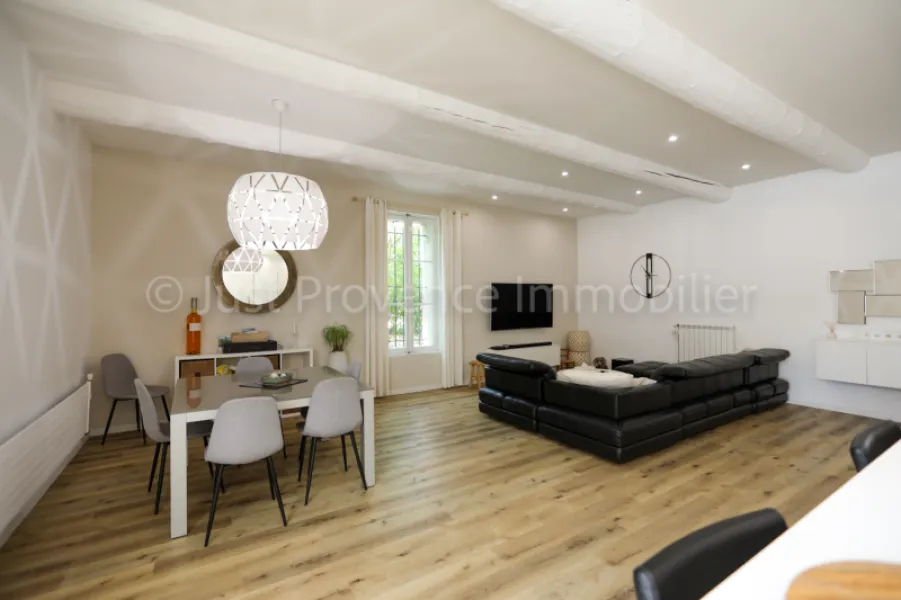 Saumane de Vaucluse Mas of 418.55 sqm of living space with gîte and swimming pool on approximately 3790 sqm of land.