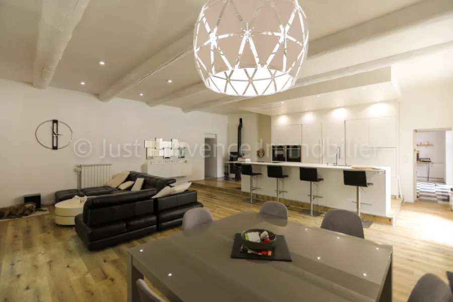 Saumane de Vaucluse Mas of 418.55 sqm of living space with gîte and swimming pool on approximately 3790 sqm of land.