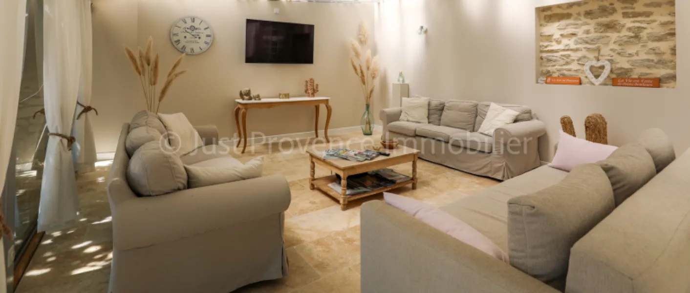 Saumane de Vaucluse Mas of 418.55 sqm of living space with gîte and swimming pool on approximately 3790 sqm of land.