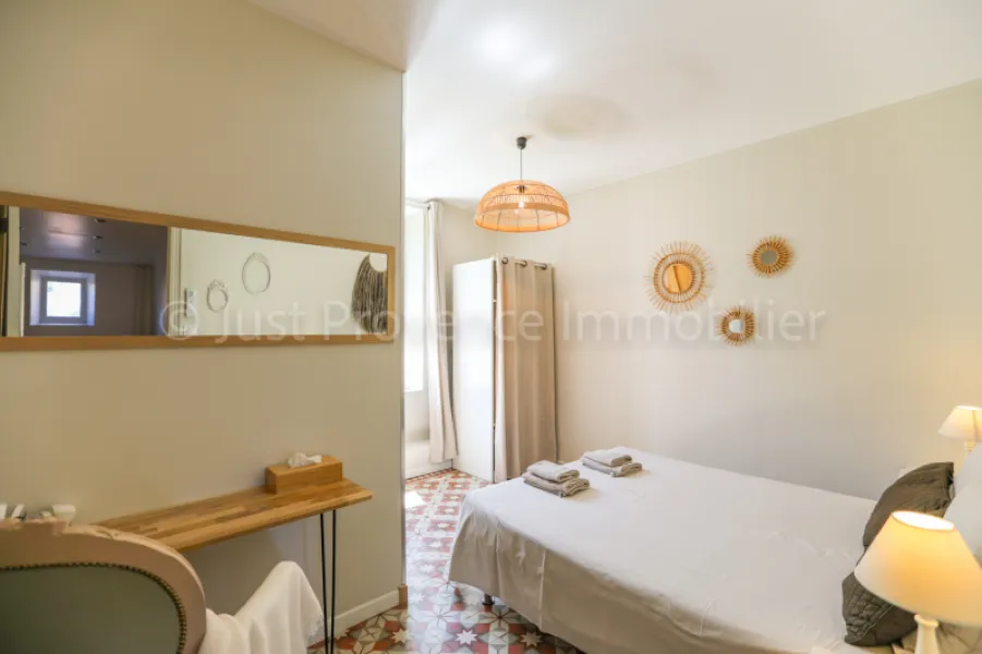 Saumane de Vaucluse Mas of 418.55 sqm of living space with gîte and swimming pool on approximately 3790 sqm of land.