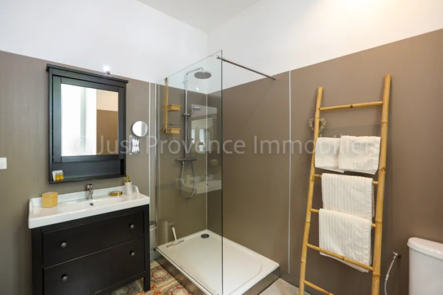 Saumane de Vaucluse Mas of 418.55 sqm of living space with gîte and swimming pool on approximately 3790 sqm of land.