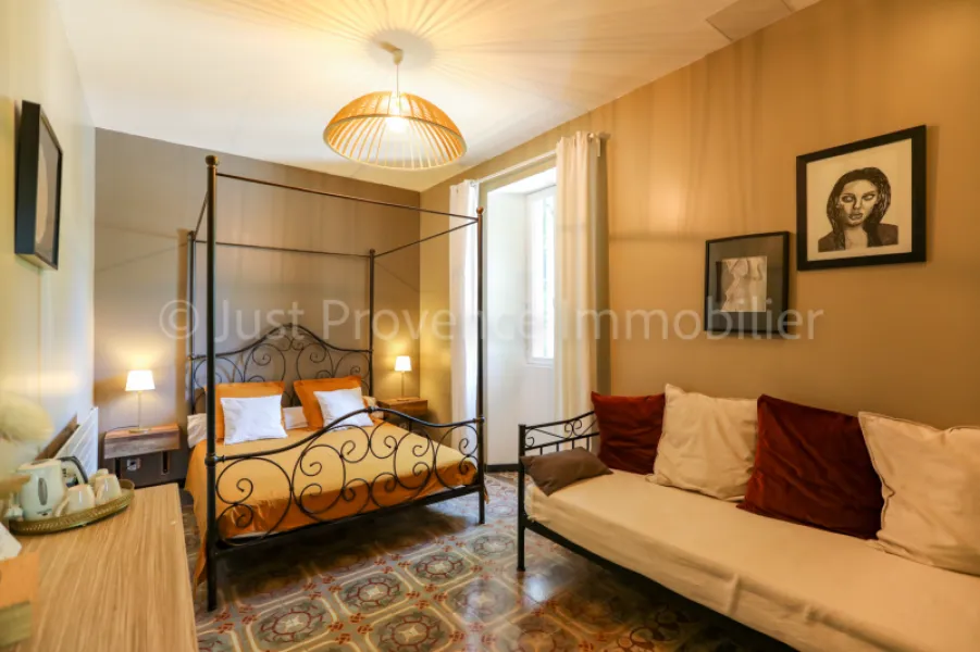 Saumane de Vaucluse Mas of 418.55 sqm of living space with gîte and swimming pool on approximately 3790 sqm of land.