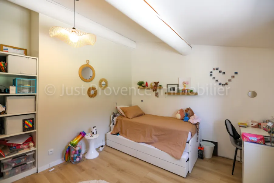 Saumane de Vaucluse Mas of 418.55 sqm of living space with gîte and swimming pool on approximately 3790 sqm of land.