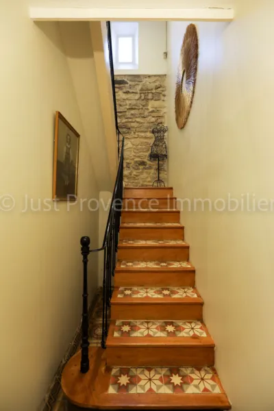 Saumane de Vaucluse Mas of 418.55 sqm of living space with gîte and swimming pool on approximately 3790 sqm of land.