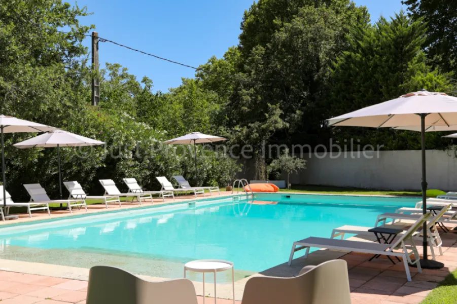 Saumane de Vaucluse Mas of 418.55 sqm of living space with gîte and swimming pool on approximately 3790 sqm of land.