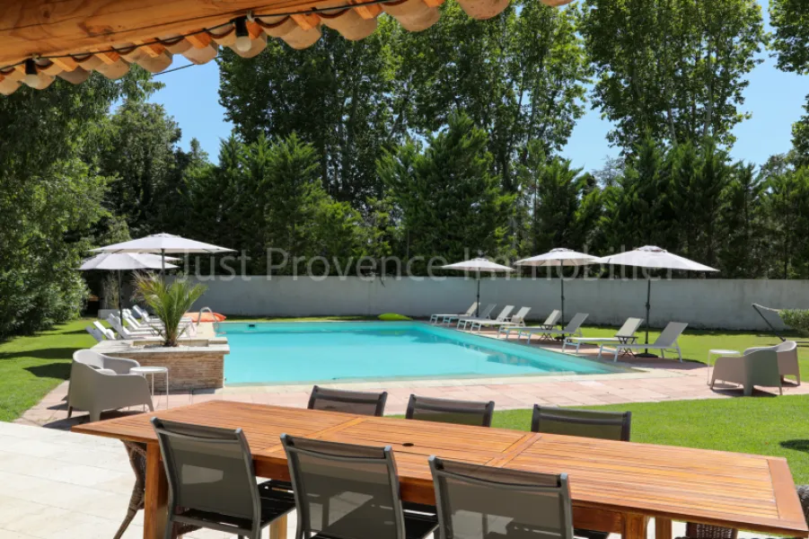 Saumane de Vaucluse Mas of 418.55 sqm of living space with gîte and swimming pool on approximately 3790 sqm of land.