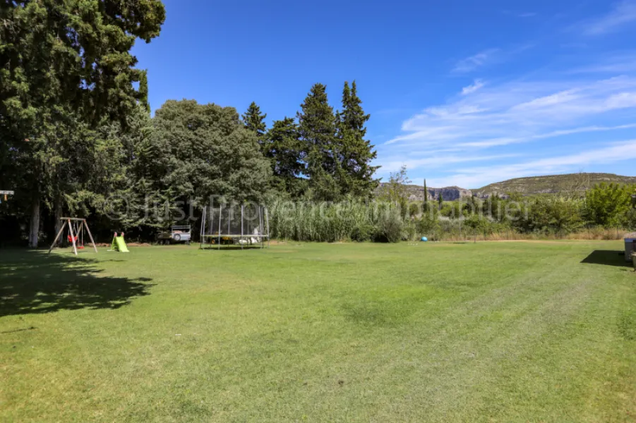 Saumane de Vaucluse Mas of 418.55 sqm of living space with gîte and swimming pool on approximately 3790 sqm of land.