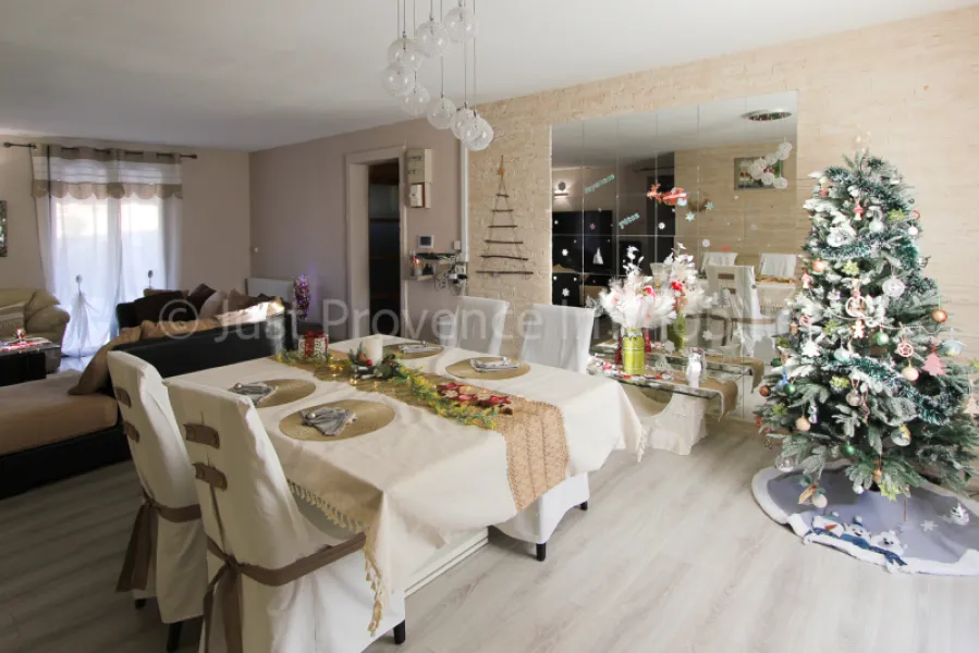 Single-storey villa in Caromb, 5 rooms, 140 m2 with swimming pool