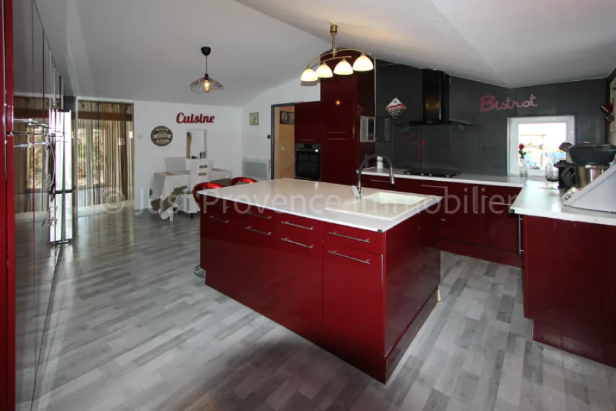 Single-storey villa in Caromb, 5 rooms, 140 m2 with swimming pool