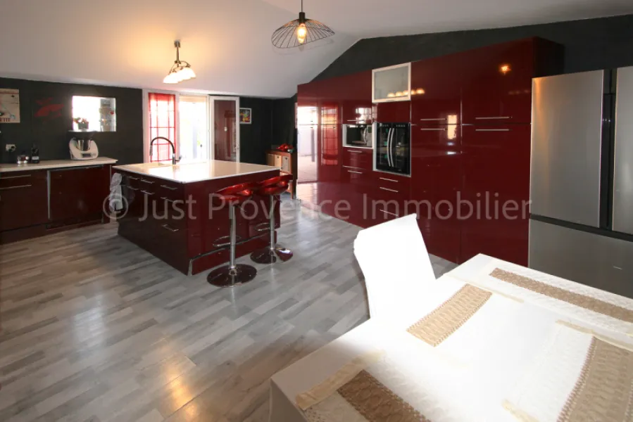 Single-storey villa in Caromb, 5 rooms, 140 m2 with swimming pool