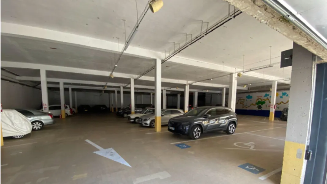 Ensemble Immobilier Polyvalent d'environ 4050 m² à APT