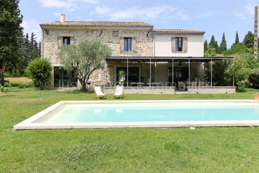 Provençal stone farmhouse in Carpentras, 9 rooms of approximately 233.40 m2 with swimming pool.