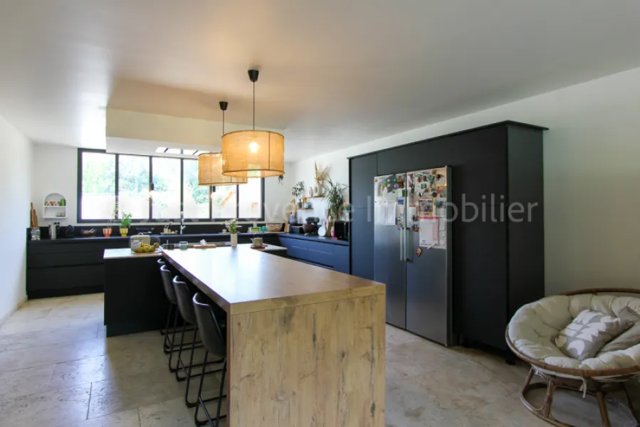 Provençal stone farmhouse in Carpentras, 9 rooms of approximately 233.40 m2 with swimming pool.