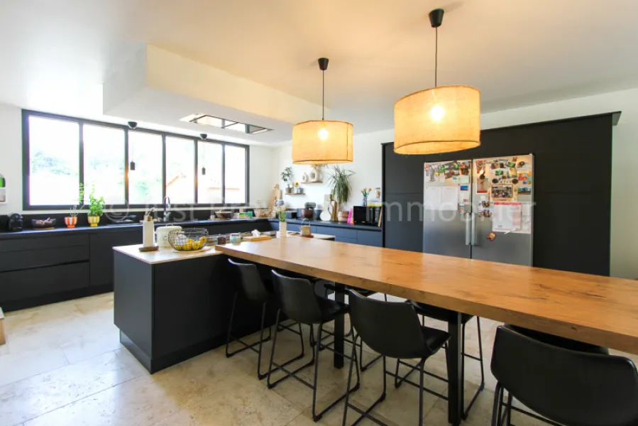 Provençal stone farmhouse in Carpentras, 9 rooms of approximately 233.40 m2 with swimming pool.