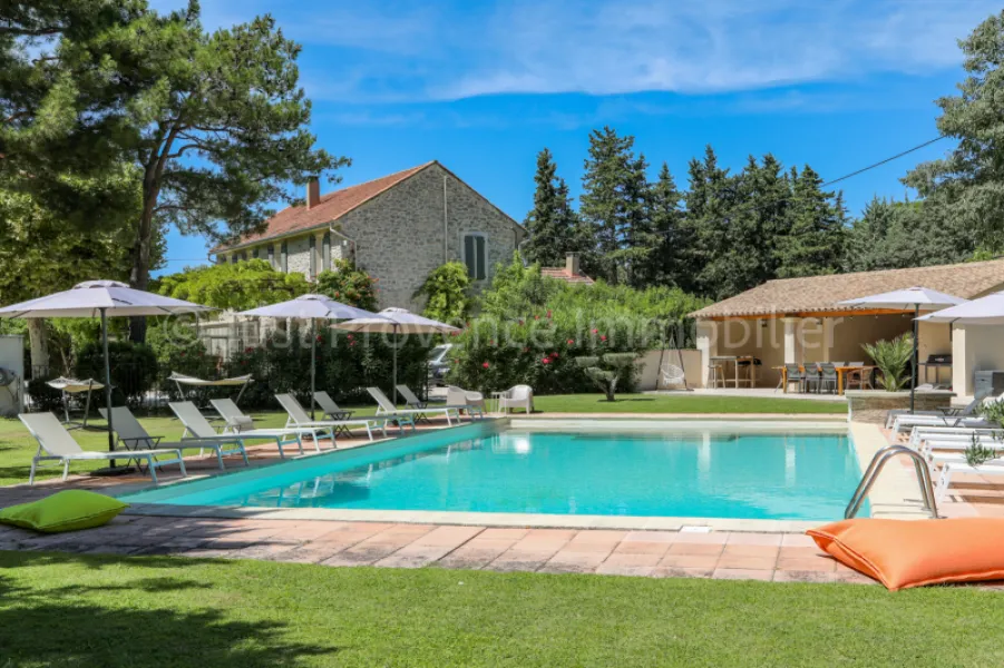 Saumane de Vaucluse Mas of 418.55 sqm of living space with gîte and swimming pool on approximately 3790 sqm of land.