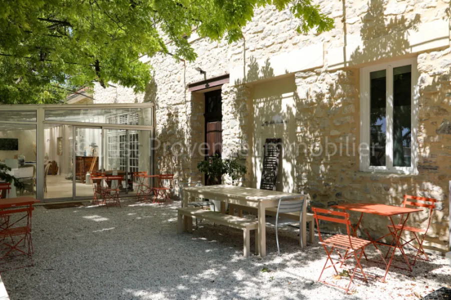 Saumane de Vaucluse Mas of 418.55 sqm of living space with gîte and swimming pool on approximately 3790 sqm of land.