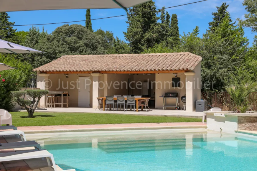 Saumane de Vaucluse Mas of 418.55 sqm of living space with gîte and swimming pool on approximately 3790 sqm of land.